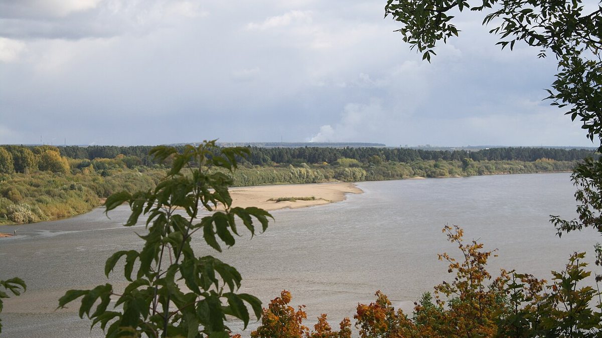 Река Вятка у Кирова, вид с высокого берега